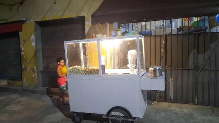 Carroça de pipoca e churros.