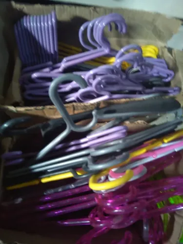 Vendo 2 caixas de cabides para sai agora 