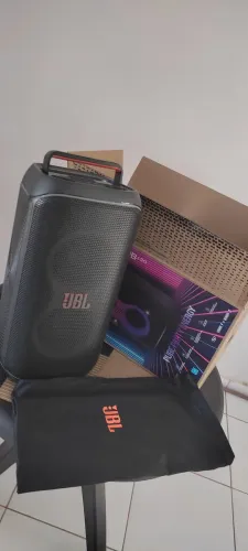 VENDO UMA PARTY BOX 120 MENOS DE 1 MÊS DE USO .