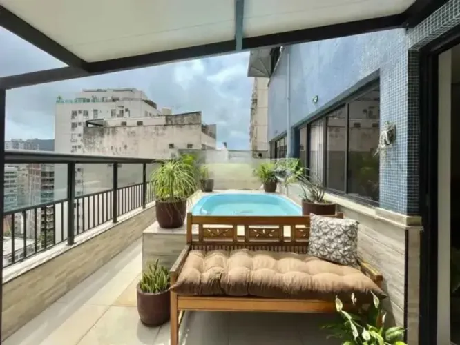 Cobertura Triplex na Praia do Flamengo: 172m², 3 quantos, 1 suíte, condomínio fechada, va