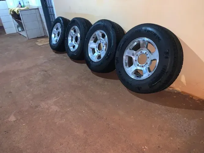 Vendo jogo de rodas DODGE RAM 2500 com pneus seminovos