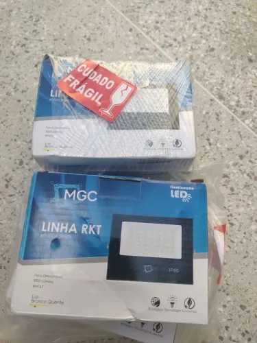 Vendo refletor da linha RKT são 6 unidades de 100 e nova