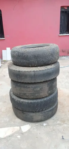 Vende se 5 pneus de caminhão 