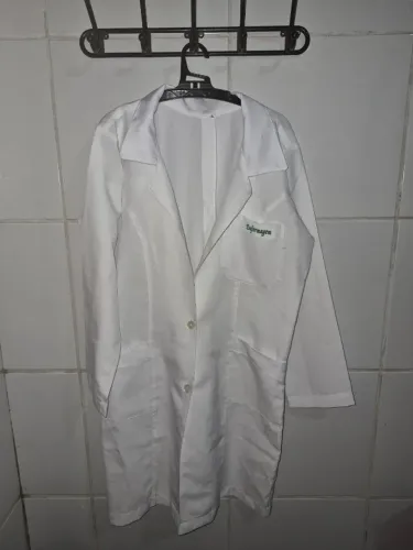 Jaleco com nome ENFERMAGEM bordado.
