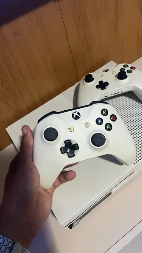 XBOX ONE - 500GB - 2 controles