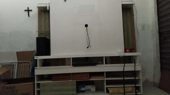 Painel com rack.. a rodinha quebrou. Mas e so trocar