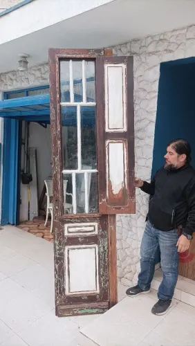 Porta gigante que era de antiga Sociedade Rio Branco. Altura 2,56m. <br>1.200,00