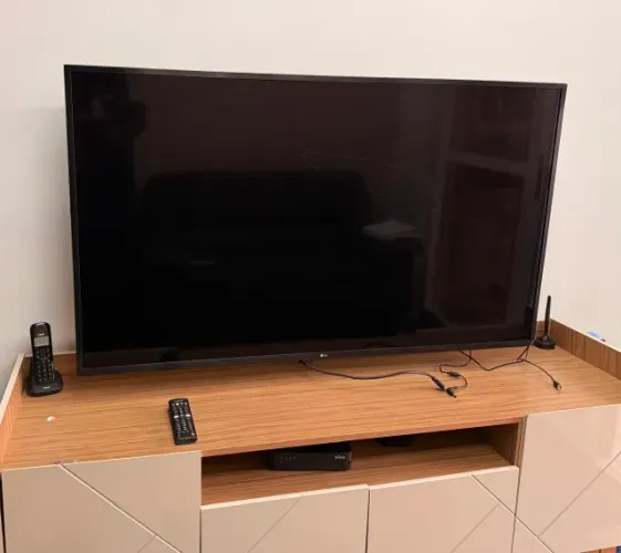 Televisão TV GL 55" - Tela Quebrada, Som Funcionando