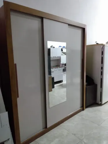 Guarda roupa de casal com espelho