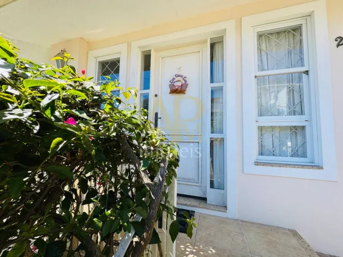 Casa à venda com 05 dormitórios e espaço independente no Estreito