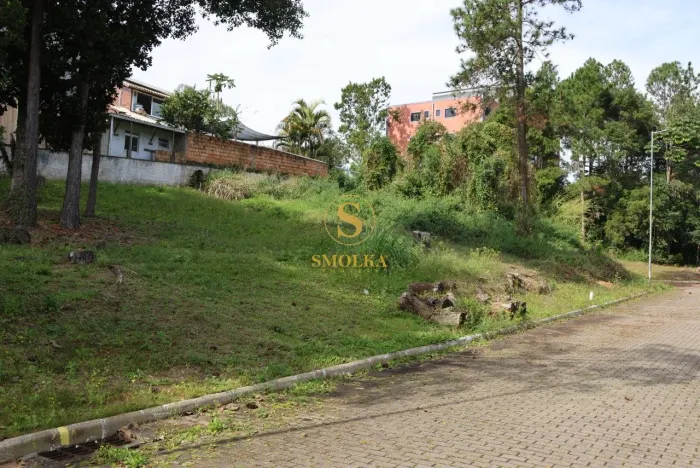 Terreno à venda em condomínio fechado no Ratones
