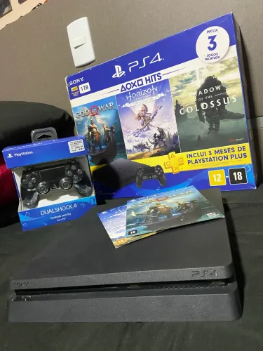 PlayStation 4 PS4 Slim 1TB na Caixa + 2 Jogos + 2 Controles (Leia a descrição)