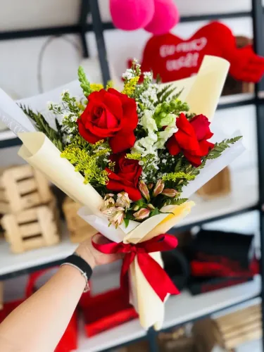 Buquê braçada com 3 rosas vermelhas naturais