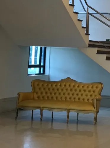 Sofá clássico captoné dourado com almofadas