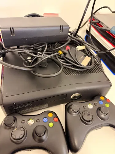 Xbox 360 Elite 250GB Original + 2 Controles + GTA IV
