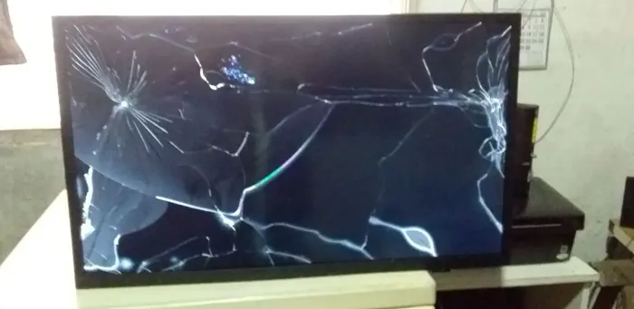 Defeito Vendo tv 32 polegadas com tela quebrada as placas boas retora pecas ou concerto