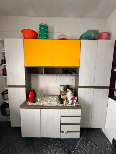 Armário de cozinha parede bem dividido