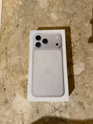 iPhone 17 pro Max lacrado