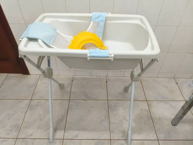Suporte com banheira Burigotto + rede de apoio + chapéu de banho.