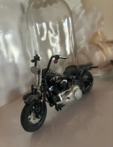 miniatura colecionável da motocicleta Harley-Davidson FLSTSB Cross Bones.