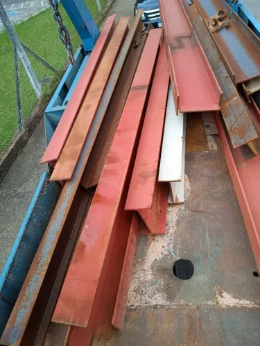 Lote de Ferro Estrutural Pesado - Aprox. 2,5 Toneladas