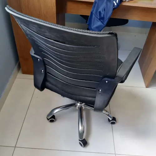 Duas cadeiras de escritório giratoria