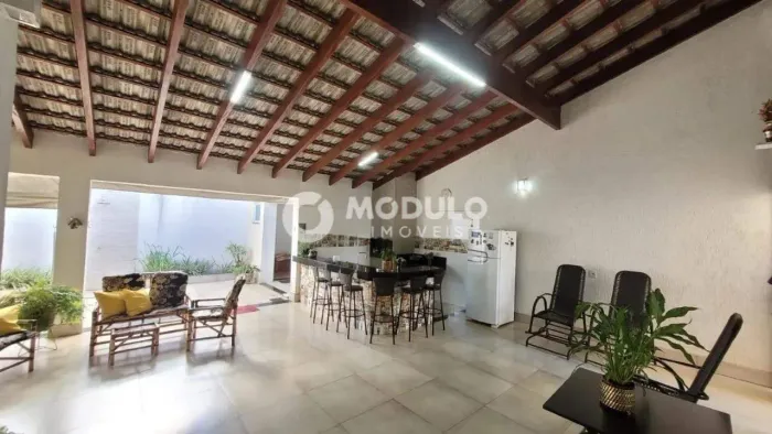 Casa residencial disponível para locação no bairro Santa Mônica.