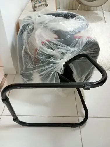 VENDO PAR DE CADEIRAS FIXAS COM BRAÇOS TIPO INTERLOCUTORES