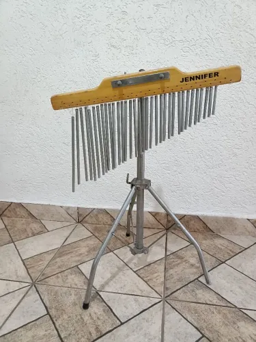 Carrilhão de percurssão Jeniffer. Usado com 34 notas e suporte de ferro.