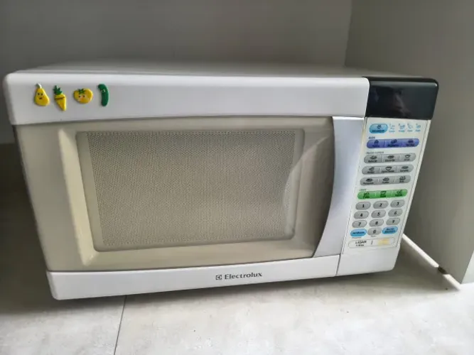 Microondas electrolux me28s de 28 litros - usado 
