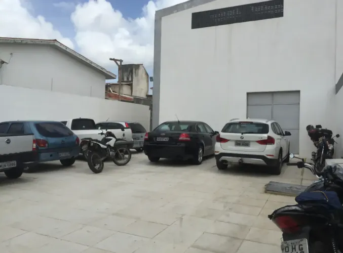 Alugo Galpão com 435m² de área util, na Gruta, Maceió-AL.