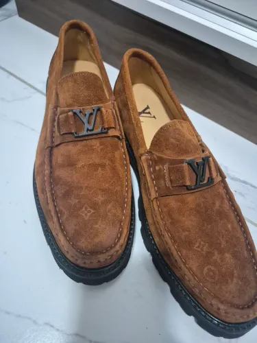 SAPATO EM CAMURÇA LOUIS VUITTON