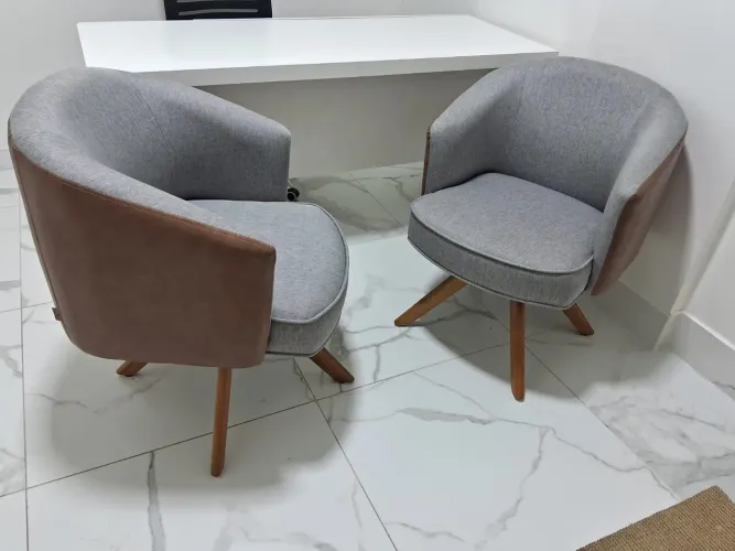 Poltronas giratórias couro e tecido (par)