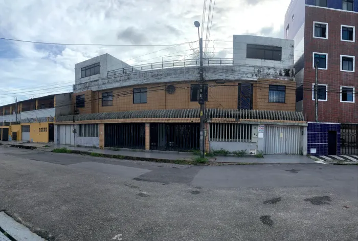 PRÉDIO PRÓXIMO A BEZERRA DE MENEZES 