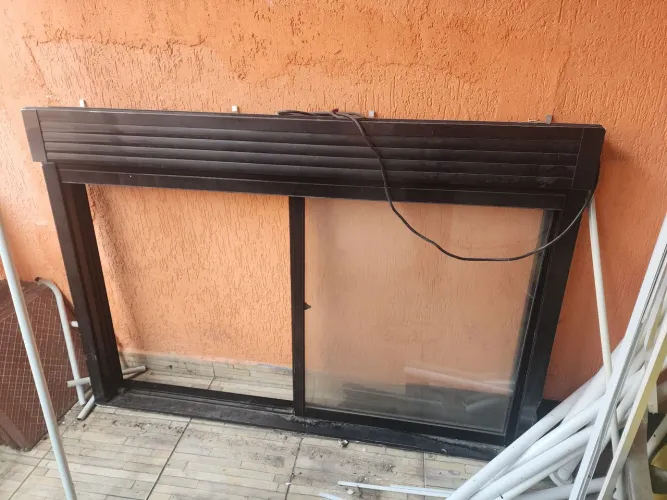 Janela automatizada e porta de entrada