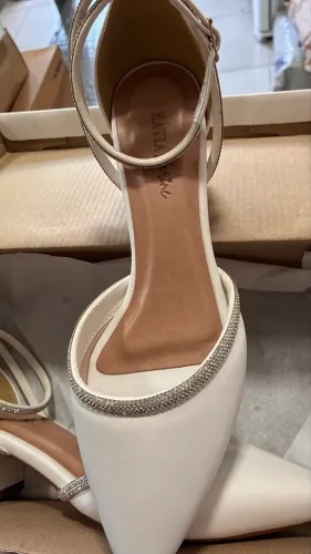 Scarpin com bico fino e salto bloco médio