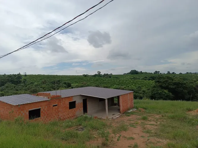 Casa em terreno grande (chácara)