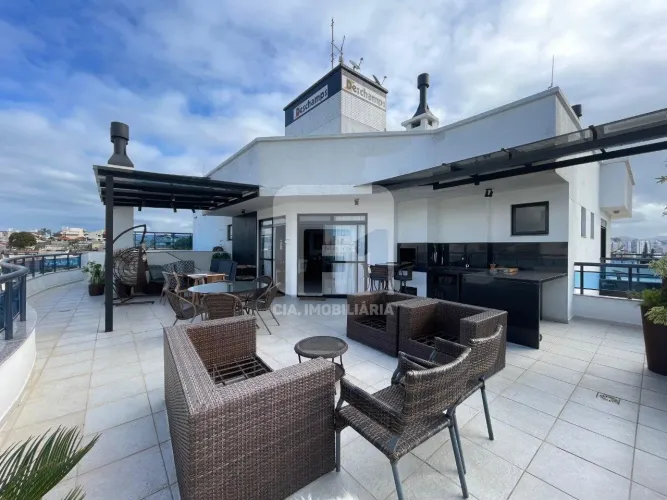 Cobertura de 3 quartos semi mobiliada no Balneário