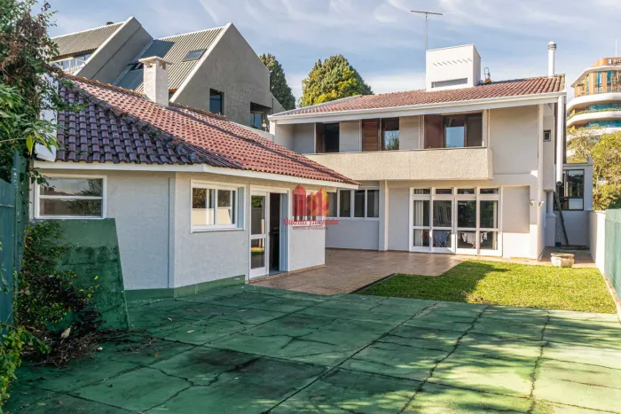 Casa com vista para o Parque Barigui à venda no Bigorrilho!