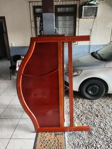 Cama de casal madeira maciça.
