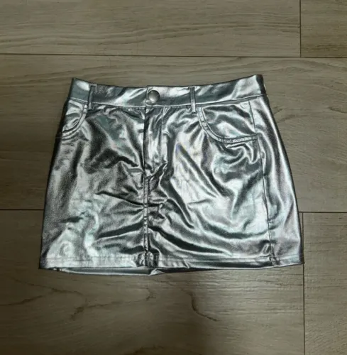 Saia metálica curta