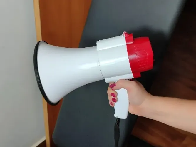 Megafone com gravador e amplificador de som recarregável Ultimas unidades