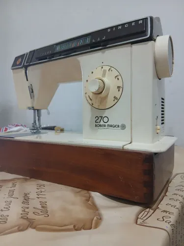 Máquina de Costura seminova com base