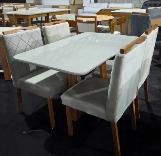 Mesa de jantar com 4 cadeiras