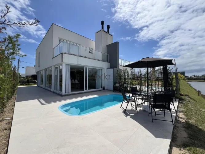 Casa à venda com 03 suítes e piscina no Condomínio One Atlântida em Xangri-Lá. REF: