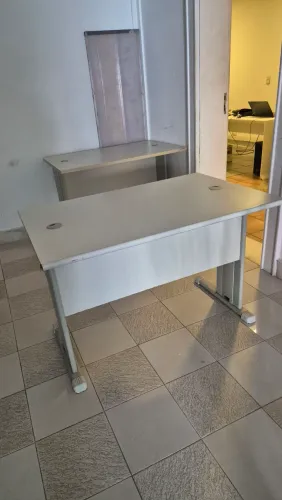 Mesa escritório para computadore em MDF branco gelo