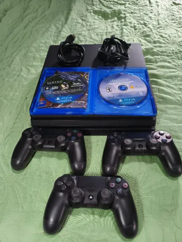PS4 Pro + 3 controles + 2 Jogos