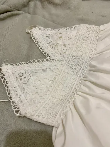 vestido branco com detalhes em crochê