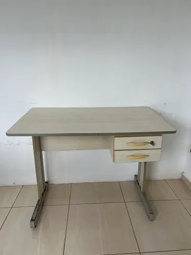 Mesa de Escritório / Escrivaninha com Gaveteiro e Chave (Ótimo Estado)
