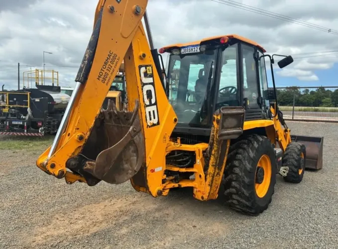 Retroescavadeira Jcb 2022 4x4